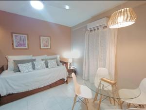 una camera da letto con un letto, un tavolo e delle sedie di Apart Checatu I a Corrientes