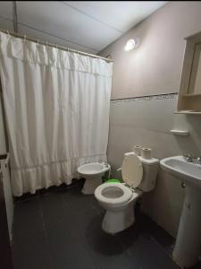 un bagno con un water e un lavandino di Apart Checatu I a Corrientes
