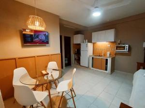 una cucina con un tavolo e sedie in una stanza di Apart Checatu I a Corrientes