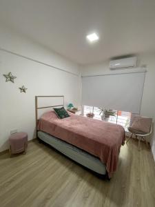 1 dormitorio con 1 cama grande en una habitación en Ampio Balcone en Buenos Aires