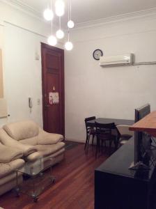 sala de estar con sofá y mesa en Amy's Tourist Department en Buenos Aires