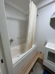 ein weißes Badezimmer mit Badewanne und Waschbecken in der Unterkunft Ampio Balcone in Buenos Aires