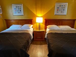Postel nebo postele na pokoji v ubytování Skyline Inn