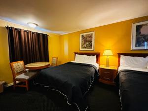 Postel nebo postele na pokoji v ubytování Skyline Inn