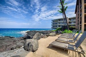 カイルア・コナにあるKona Makai 2103の浜辺に座るラウンジチェア