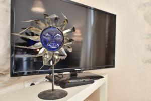a mask on a stand in front of a computer monitor at House Riva in Supetar +22 photos