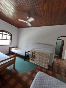 um quarto com duas camas e um espelho em Casa Guarujá c/ piscina grande no Guarujá