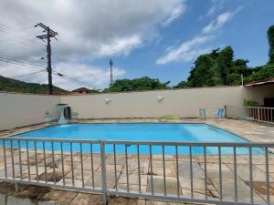 Piscina di Casa Guarujá c/ piscina grande o nelle vicinanze