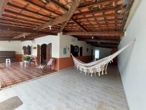a room with a hammock in a house at Casa Guarujá c/ piscina grande in Guarujá