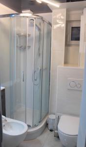 La salle de bains est pourvue d'une douche, de toilettes et d'un lavabo. dans l'établissement Holzhaus am See mit Panoramablick, à Trausnitz