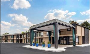 Un estacionamiento vacío frente a un edificio en Super 8 by Wyndham Daleville-Fort Novosel, en Daleville