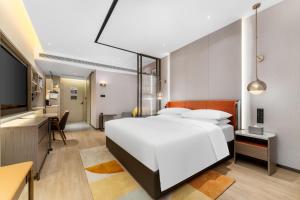 Giường trong phòng chung tại Home2 Suites by Hilton Shenzhen Nanshan Science & Technology Park