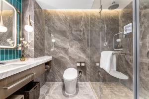 Phòng tắm tại Home2 Suites by Hilton Shenzhen Nanshan Science & Technology Park