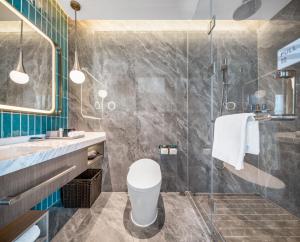 Phòng tắm tại Home2 Suites by Hilton Shenzhen Nanshan Science & Technology Park