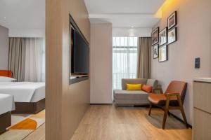 Giường trong phòng chung tại Home2 Suites by Hilton Shenzhen Nanshan Science & Technology Park