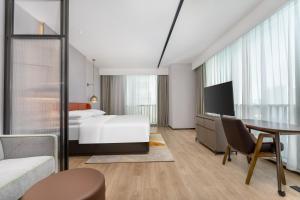 Giường trong phòng chung tại Home2 Suites by Hilton Shenzhen Nanshan Science & Technology Park