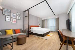 Giường trong phòng chung tại Home2 Suites by Hilton Shenzhen Nanshan Science & Technology Park