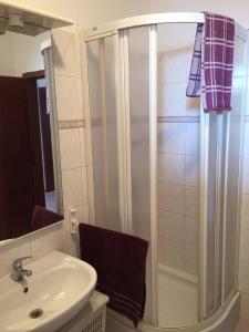 W łazience znajduje się prysznic i umywalka. w obiekcie Apartment Primosten Dolac w Primošten