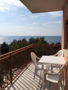 balkon ze stołem i krzesłami oraz oceanem w obiekcie Apartment Primosten Dolac w Primošten