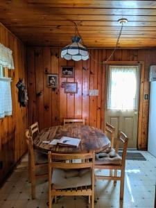 ein Esszimmer mit einem Holztisch und Stühlen in der Unterkunft Cabin #2 in Strawberry
