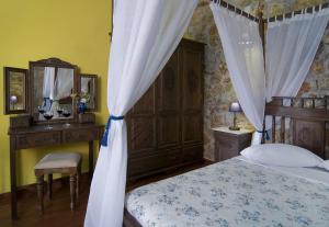 A bed or beds in a room at Klymeni Traditional Homes