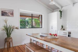 Η κουζίνα ή μικρή κουζίνα στο Big House Little House Moonee Beach