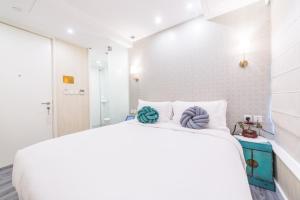 Uma cama ou camas num quarto em Tung Nam Lou Art Hotel