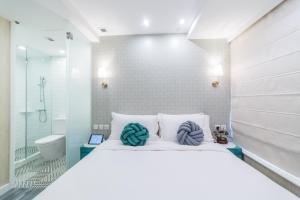 Uma cama ou camas num quarto em Tung Nam Lou Art Hotel