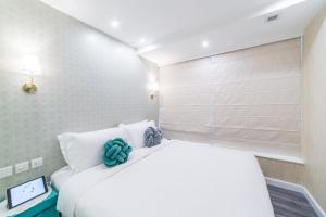 Uma cama ou camas num quarto em Tung Nam Lou Art Hotel