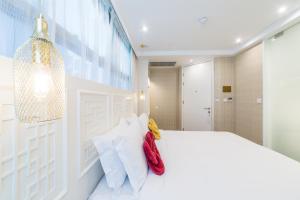Uma cama ou camas num quarto em Tung Nam Lou Art Hotel