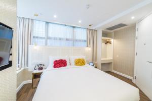Uma cama ou camas num quarto em Tung Nam Lou Art Hotel