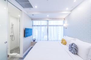 Uma cama ou camas num quarto em Tung Nam Lou Art Hotel