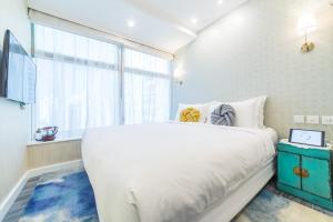 Uma cama ou camas num quarto em Tung Nam Lou Art Hotel