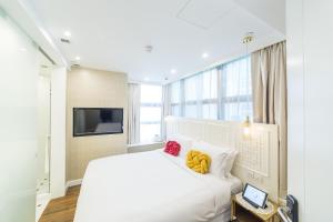 Uma cama ou camas num quarto em Tung Nam Lou Art Hotel