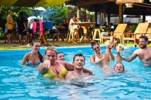 un grupo de personas en una piscina en Mad Monkey Hostel Siargao en General Luna