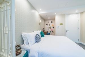 Uma cama ou camas num quarto em Tung Nam Lou Art Hotel
