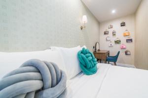 Uma cama ou camas num quarto em Tung Nam Lou Art Hotel