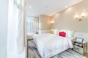 Uma cama ou camas num quarto em Tung Nam Lou Art Hotel