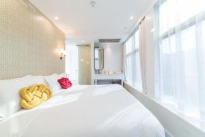 Uma cama ou camas num quarto em Tung Nam Lou Art Hotel
