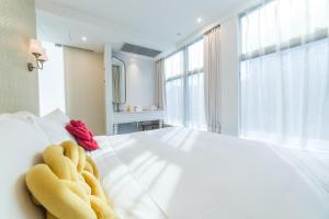 Uma cama ou camas num quarto em Tung Nam Lou Art Hotel