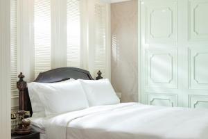 Uma cama ou camas num quarto em Tung Nam Lou Art Hotel
