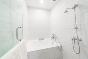 Uma casa de banho em Tung Nam Lou Art Hotel