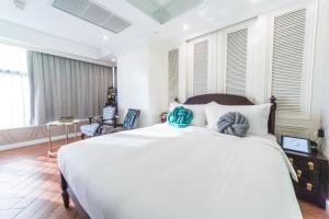 Uma cama ou camas num quarto em Tung Nam Lou Art Hotel