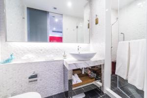 Uma casa de banho em Tung Nam Lou Art Hotel