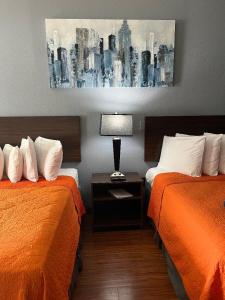 奧蘭多的住宿－奧蘭治縣國家高爾夫中心旅館，酒店客房,设有两张床和一盏灯