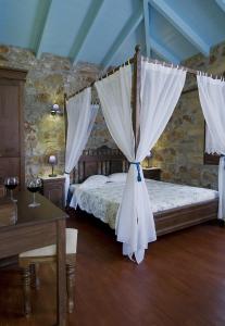 A bed or beds in a room at Klymeni Traditional Homes