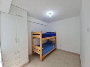 Dormitorio pequeño con litera en una habitación en Apartamento familiar de lujo 104, en San Bartolo
