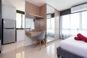 um quarto com uma cama, uma secretária e uma cozinha em Central Hill View Corner Studio A930 B em Ban Ket Ho