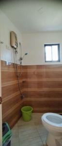 ein Bad mit WC und Dusche in der Unterkunft RNA Guesthouse in Moalboal