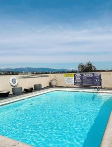 Swimmingpoolen hos eller tæt på Stylish Apartment in the Heart of Los Angeles
